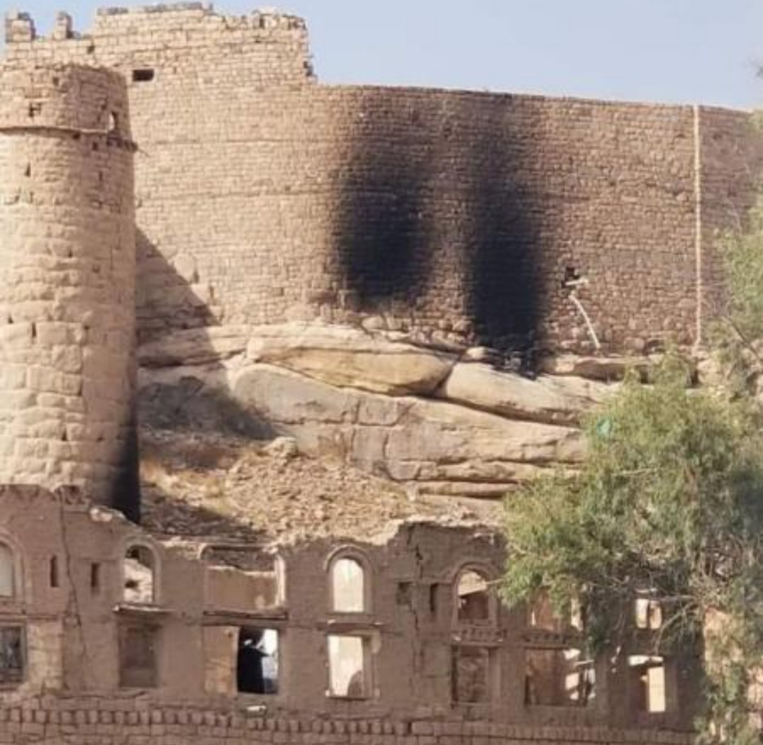 صورة| عناصر حوثية تحرق جزءا من سور قلعة رداع التاريخية