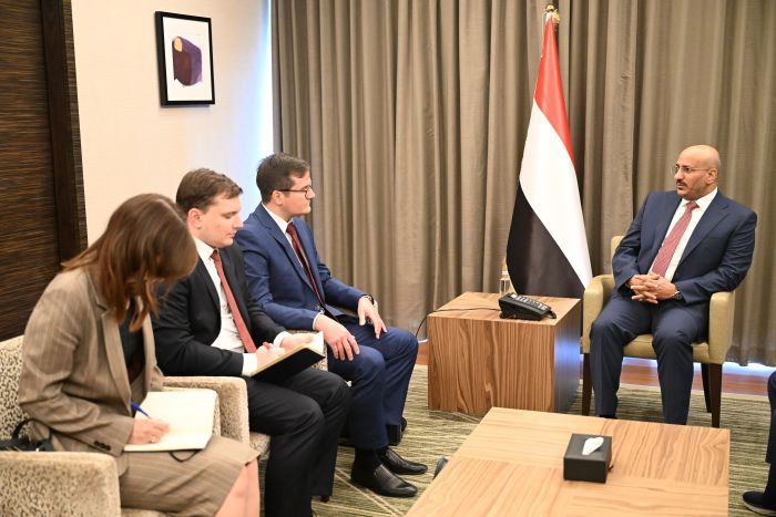 العميد طارق صالح يتسلم برقية تهنئة من القائم بأعمال السفير الروسي